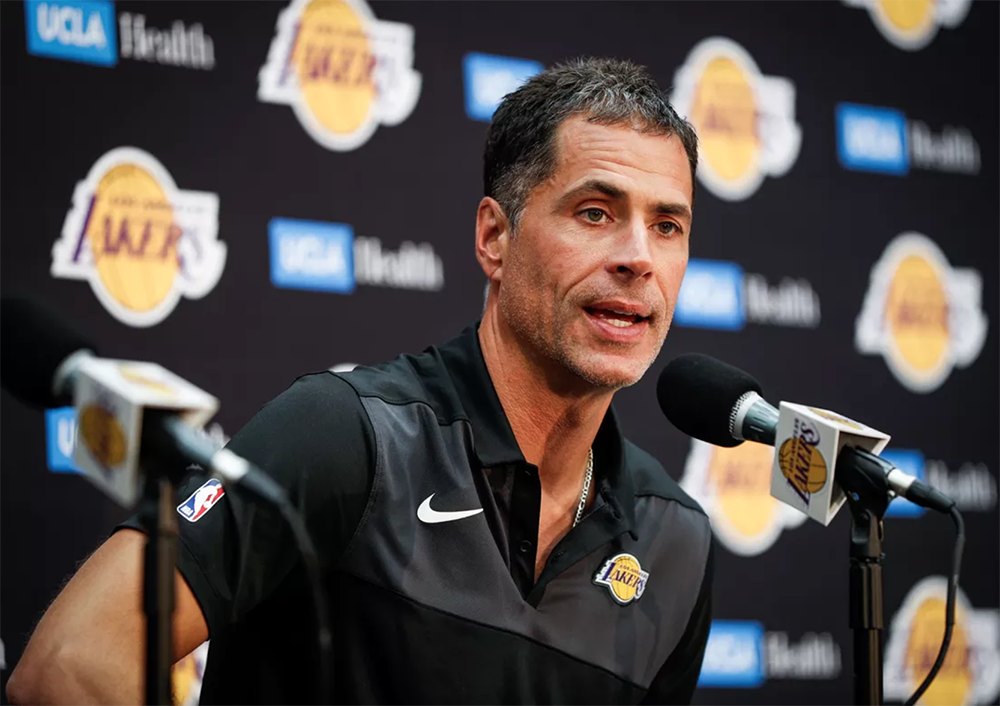 Bị tố đâm lén sau lưng đồng nghiệp, chủ tịch Lakers Rob Pelinka nói gì?